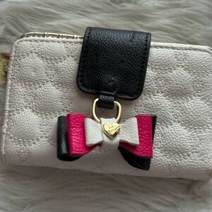 Betsey Johnson White Quilted‎ Wallet Wristlet Bow Detail Gold Heart Charm